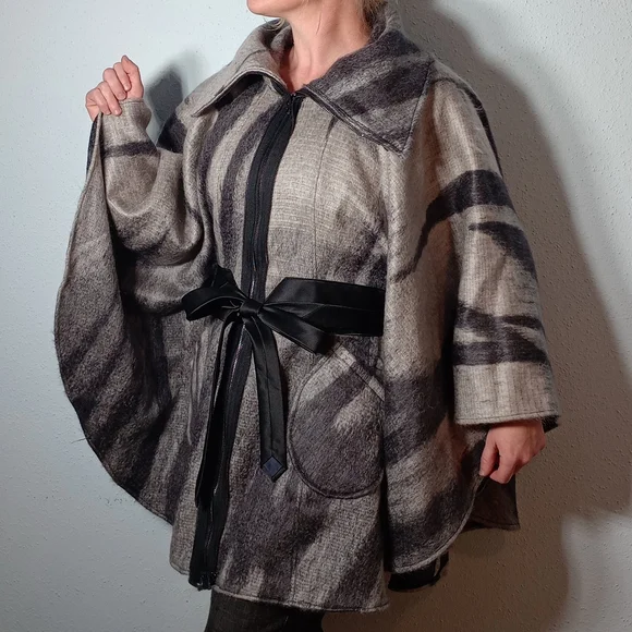 Dramatic Monochrome Handmade Wool Cape - Boutique Free Size - Picture 5 of 8
